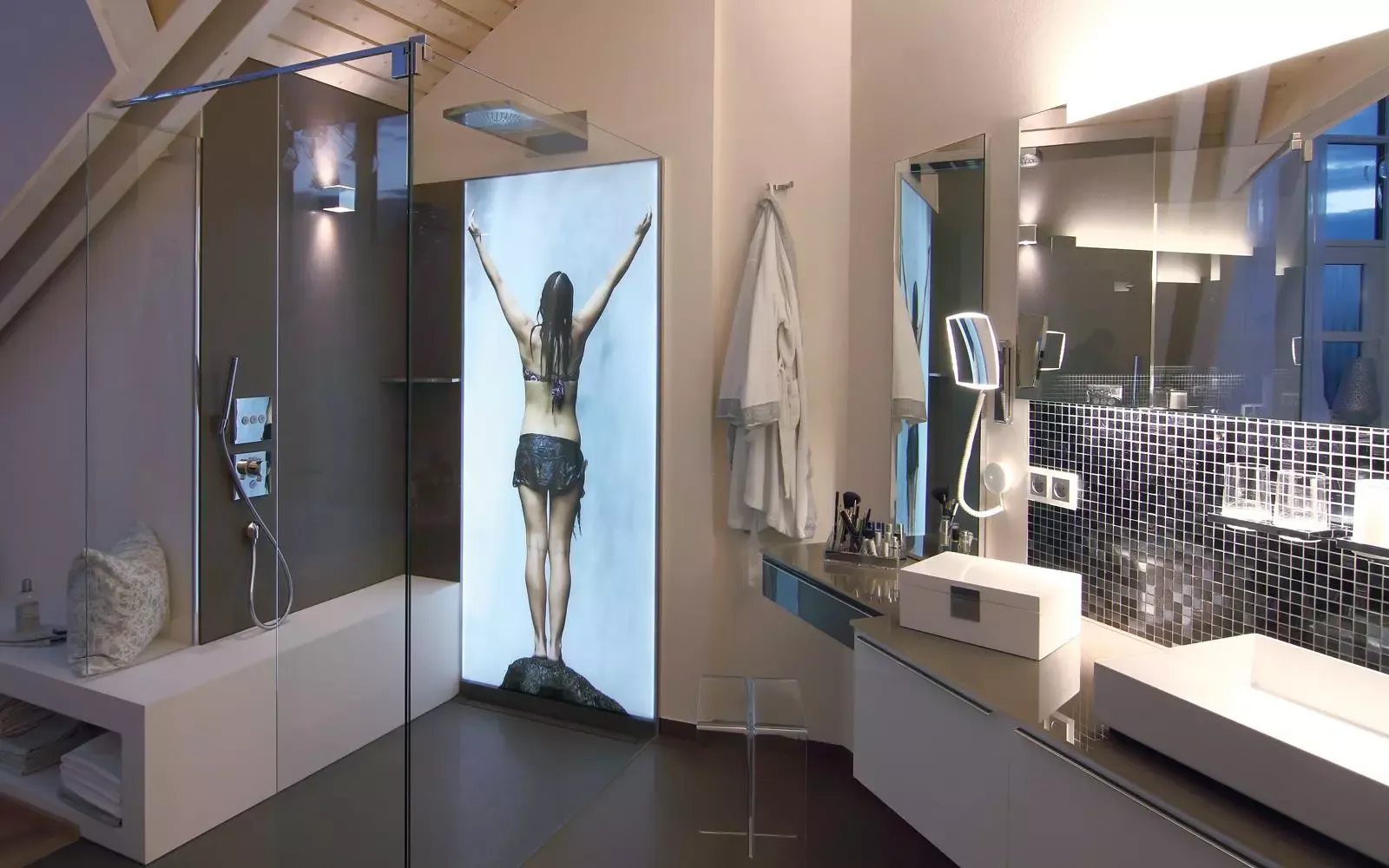 Luxuriöses Badezimmer mit moderner Glasdusche, Regendusche, beleuchtetem Wandbild und stilvollem Waschtisch mit Spiegel und Mosaikfliesen.