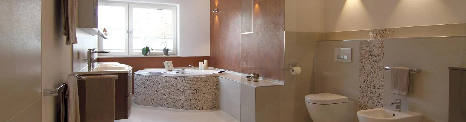 Modernes Badezimmer mit hellem Design, Eckbadewanne mit Mosaikfliesen, Glasdusche, WC und Bidet, stilvoll beleuchtet und mit großen Fenstern.