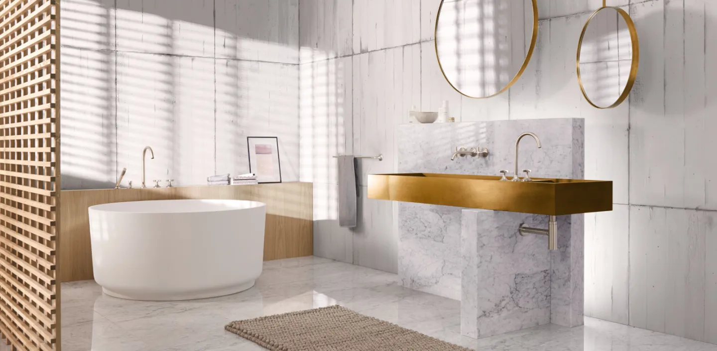 Badezimmer aus Sichtbeton und Marmor in Tageslicht und Designeinrichtung