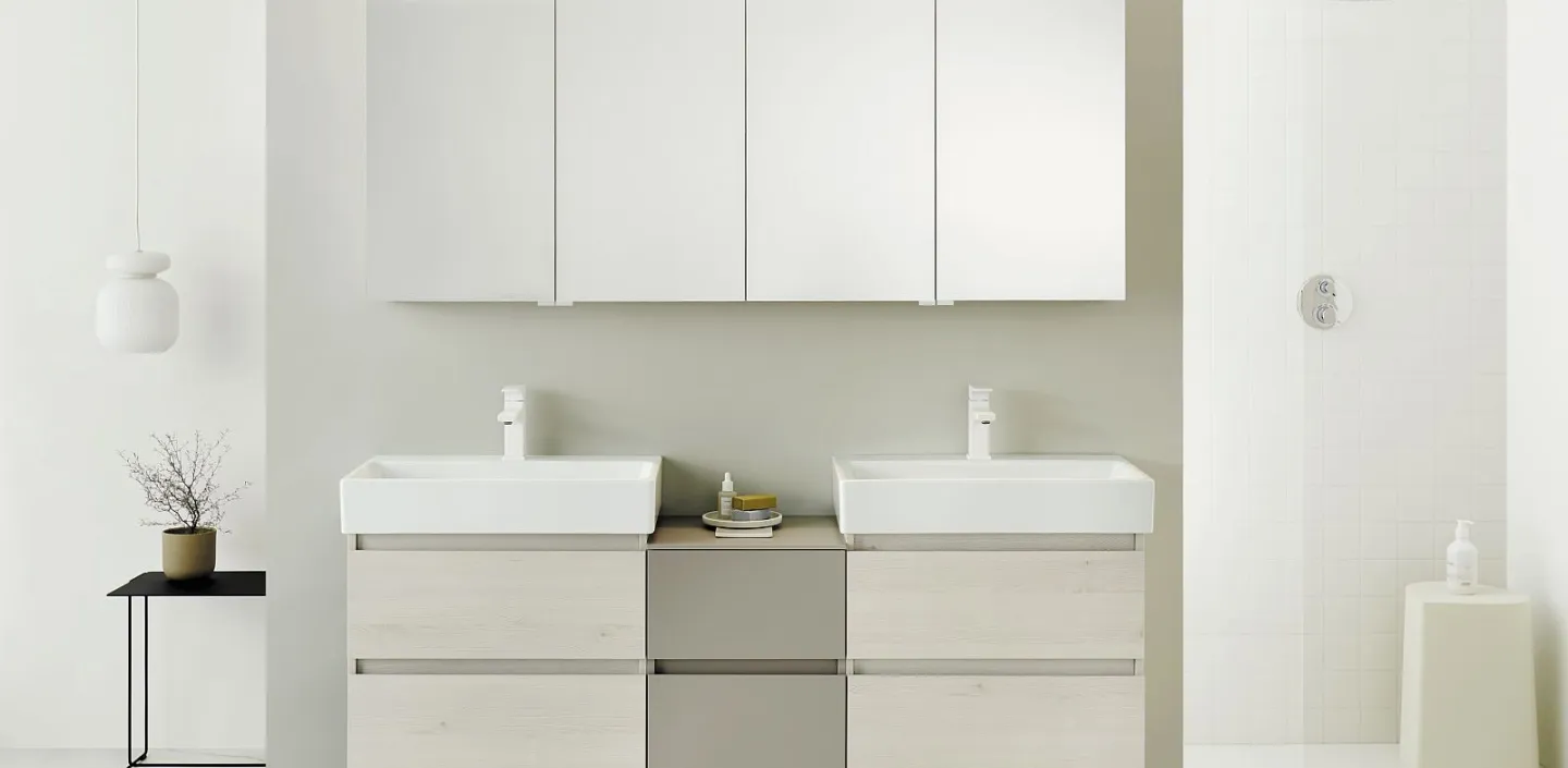 Badezimmer mit Doppel-Waschtisch und LED-Spiegelschrank mit integrierter, indirekter Deckenbeleuchtung der Kollektion Lin20 von burgbad.