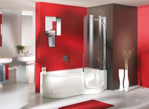 Duschbadewanne von Artweger vor einer roten Badezimmer-Wand.