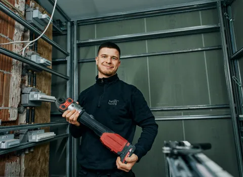 Anlagenmechaniker SHK mit schwerem Gerät