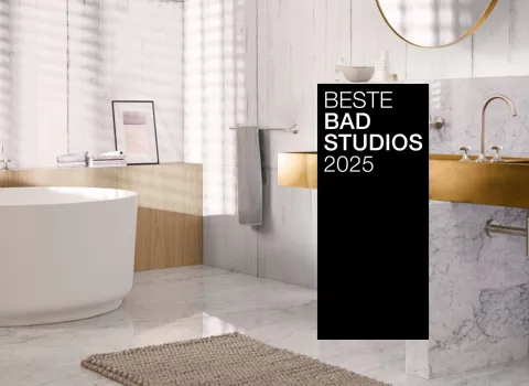 Ein helles, modernes Badezimmer mit freistehender runder Badewanne, goldfarbenem Waschbecken vor einer Marmorwand und der Aufschrift „Beste Badstudios 2025“.