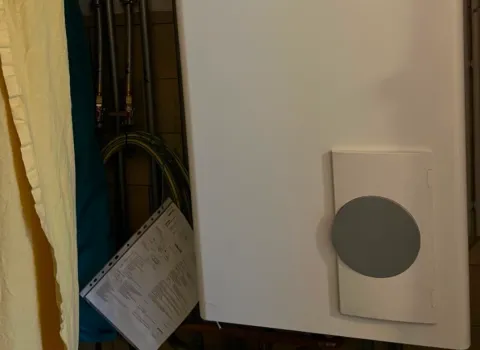 Eine Gastherme von Brötje Heizung in einem Heizungskeller.