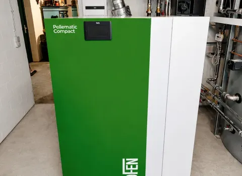 Moderne Biomasseheizung mit Ökofen Pelletkessel und integrierter Regelungstechnik in einem Technikraum. Sichtbare Heizungsleitungen, Ventile und Steuerungskomponenten sorgen für einen effizienten und zuverlässigen Heizbetrieb.