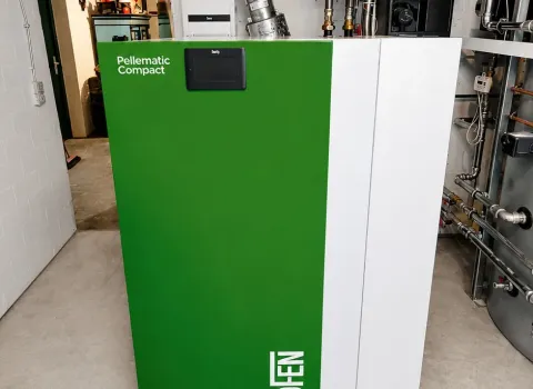 Moderne Biomasseheizung mit Ökofen Pelletkessel und integrierter Regelungstechnik in einem Technikraum. Sichtbare Heizungsleitungen, Ventile und Steuerungskomponenten sorgen für einen effizienten und zuverlässigen Heizbetrieb.