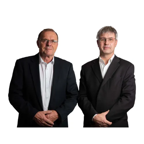 Porträt der Geschäftsführen Gerhard Stübler und Philipp Schattner vor einem weißen Hintergrund.
