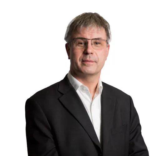 Porträt des Geschäftsführers Philipp Schattner vor einem weißen Hintergrund.