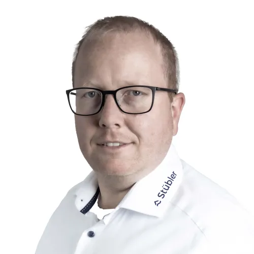 Portrait eines Mitarbeiters der Stübler GmbH vor einem weißen Hintergrund.