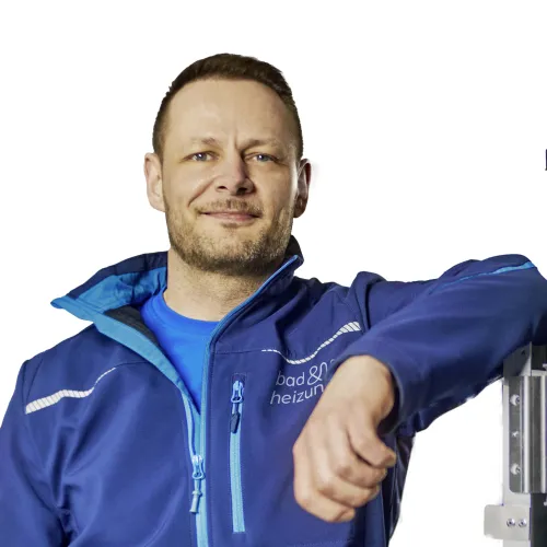 Portrait eines Mitarbeiters der Stübler GmbH vor einem weißen Hintergrund.
