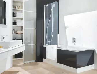 Badezimmer mit der barrierearmen Dusch-Badewanne Twinline von Artweger.