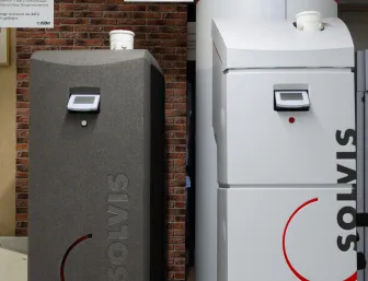 Zwei moderne Heizsysteme des Herstellers Solvis, ausgestellt bei der Stübler GmbH.