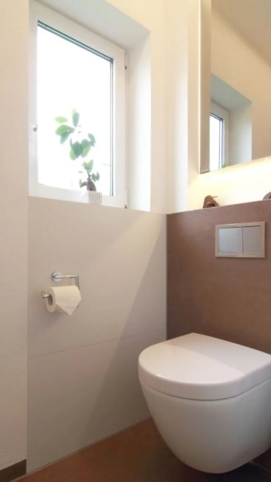Modernes Gäste-WC mit wandhängendem WC, brauner Rückwand, Fenster für Tageslicht und schlichter Dekoration.