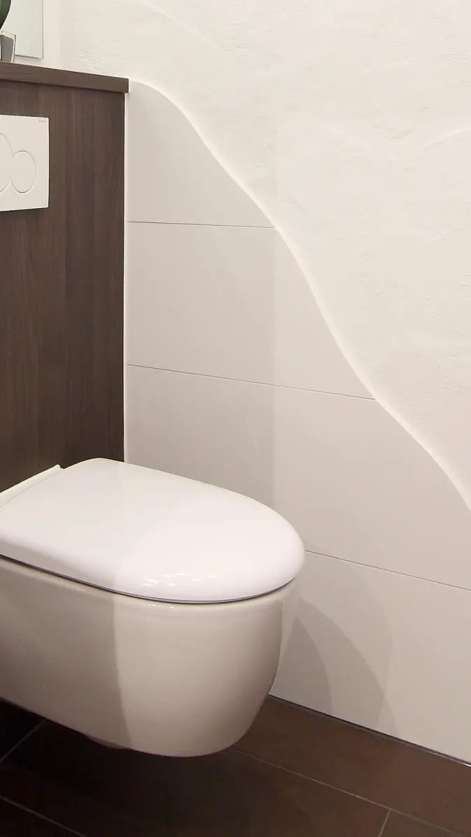 Modernes wandhängendes WC im Gäste-WC mit dunkler Holzverkleidung und weißer Wandgestaltung.