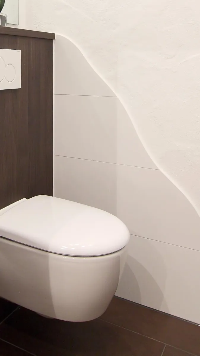 Modernes wandhängendes WC im Gäste-WC mit dunkler Holzverkleidung und weißer Wandgestaltung.