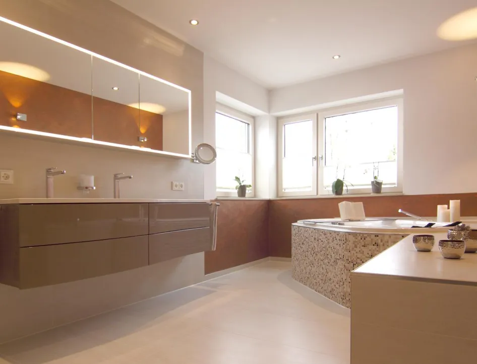 Modernes Badezimmer mit beleuchtetem Spiegelschrank, Doppelwaschtisch und stilvoller Eckbadewanne mit Mosaikfliesen und Dekoration.