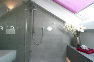 Dusche im Dachschrägenbad