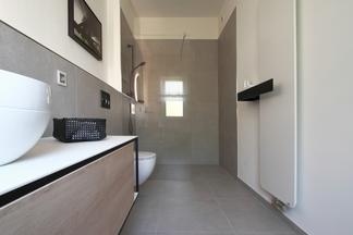 Waschtisch und Dusche im Gästebad