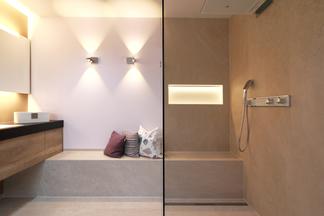 barrierefreies Badezimmer mit Dusche