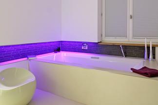 Badewanne mit stimmungsvoller Beleuchtung.