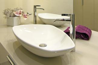 Moderne Aufsatzwaschbecken mit passenden Armaturen.