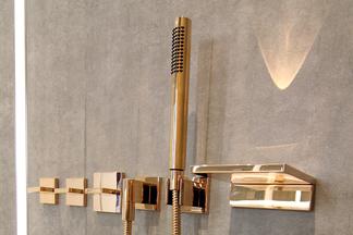 Goldene Armatur in der Dusche.