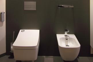 Badezimmer WC und Bidet.