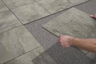 Outdoorfliesen auf Kiesbett