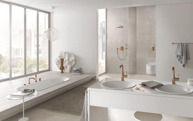 Helles Komplettbad mit goldenen Armaturen von GROHE 