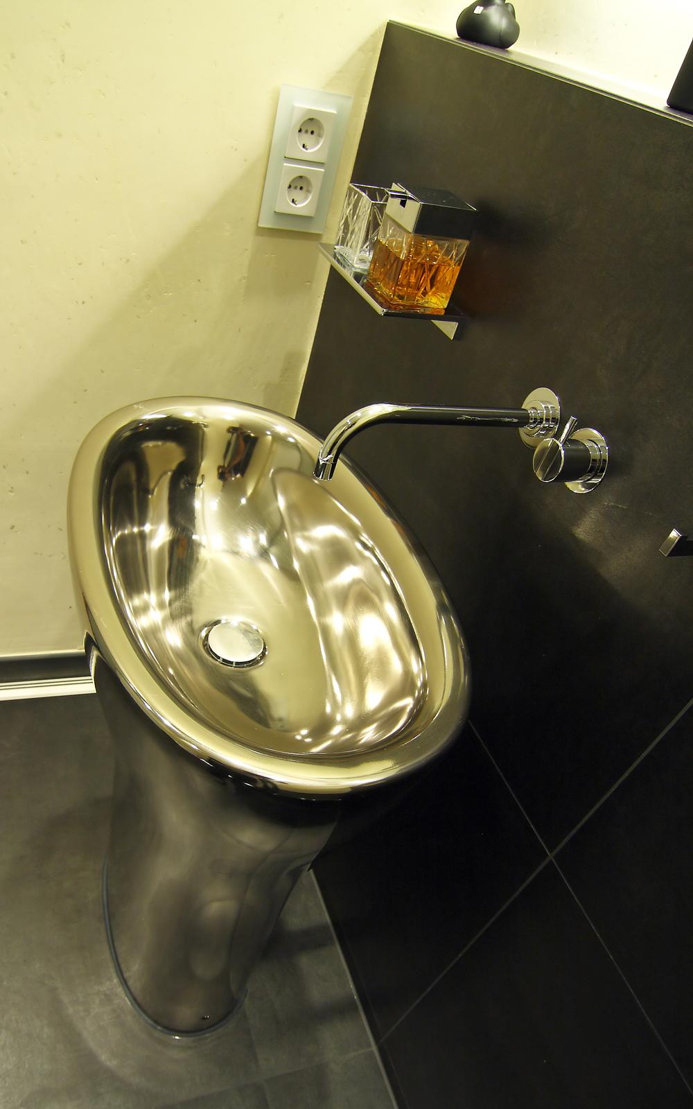 Waschbecken freistehend aus Edelstahl.