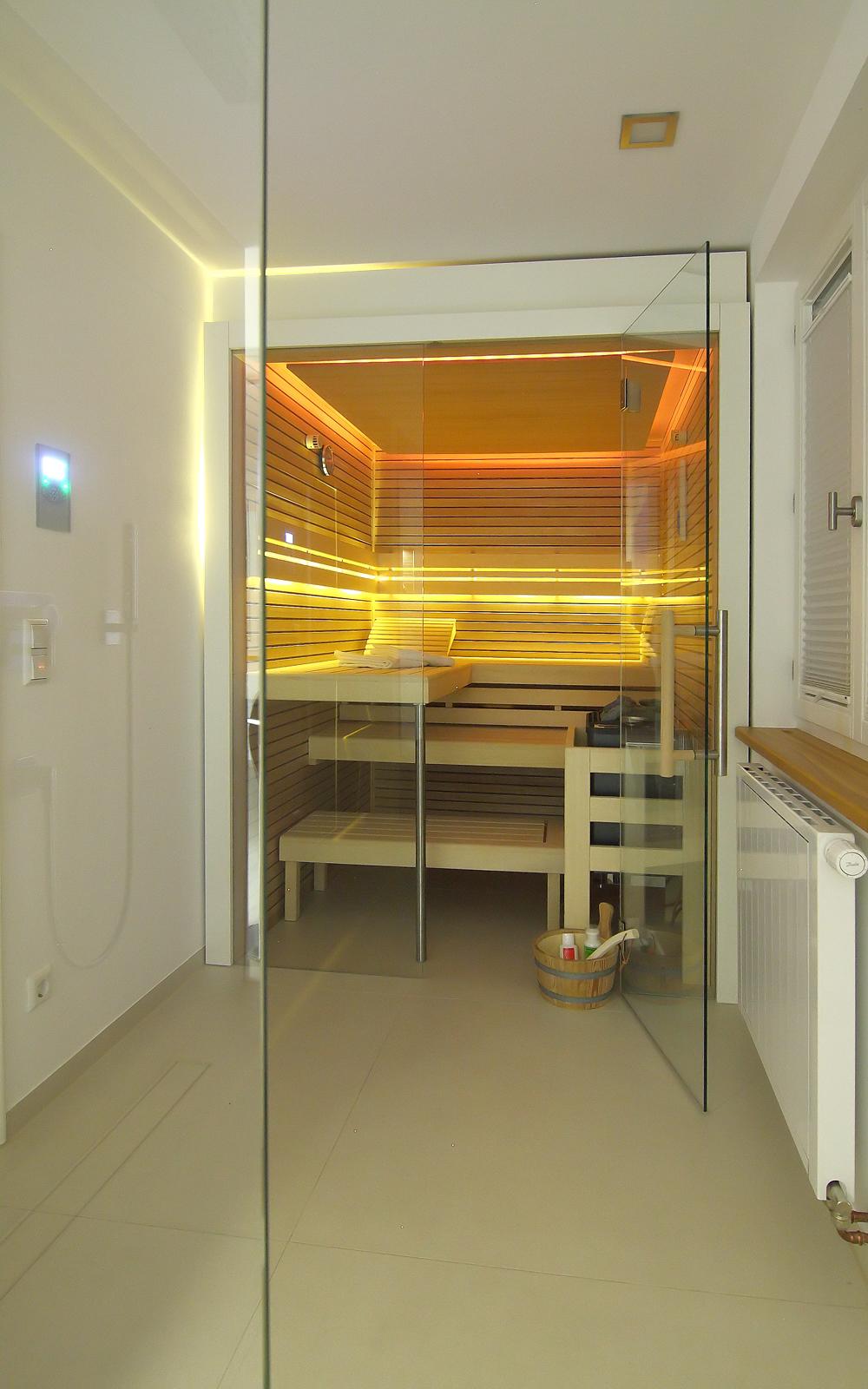 Zugang zur Sauna durch die bodenebende Dusche.