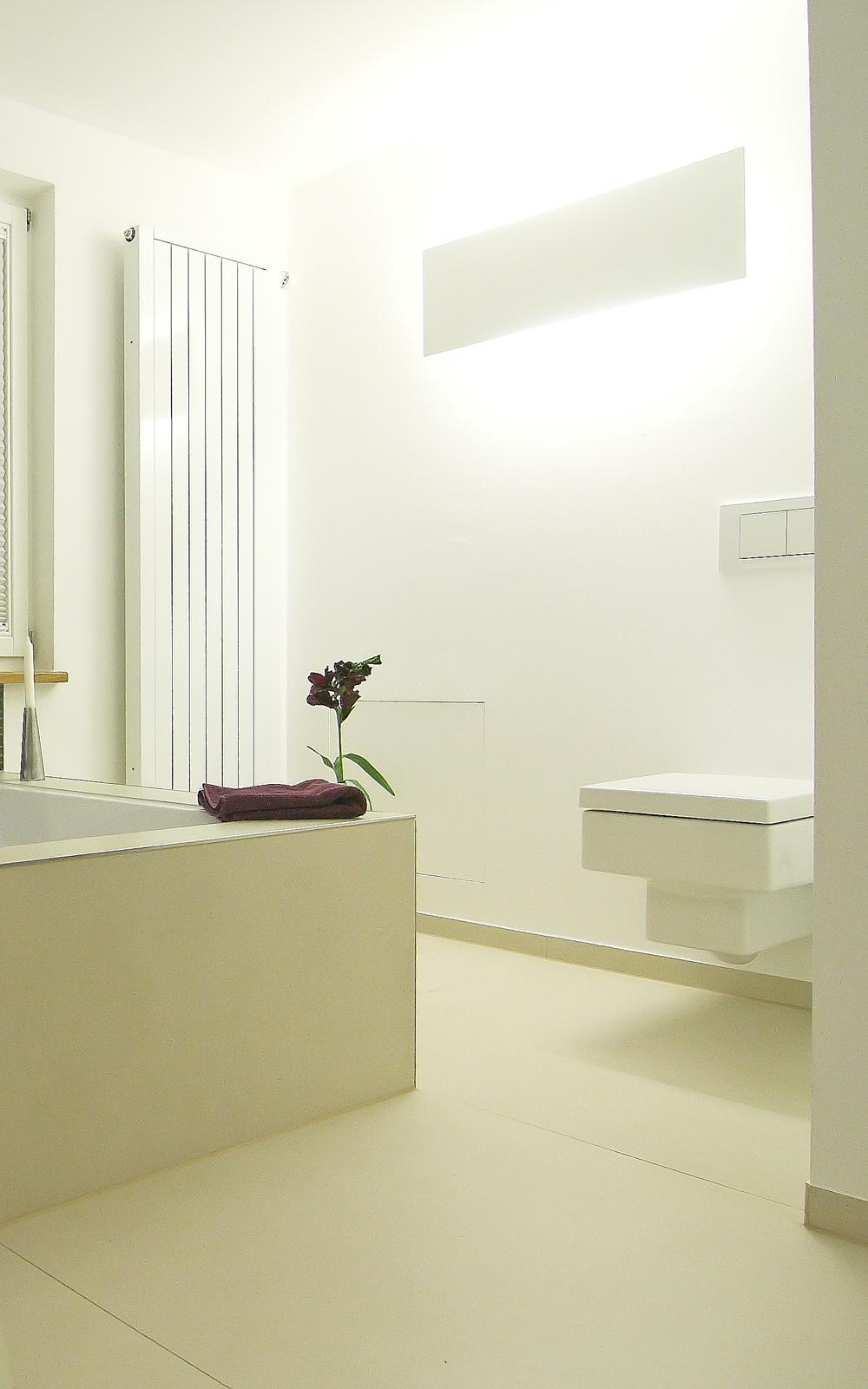 Badezimmer mit viel Licht, Wanne und modernem WC.