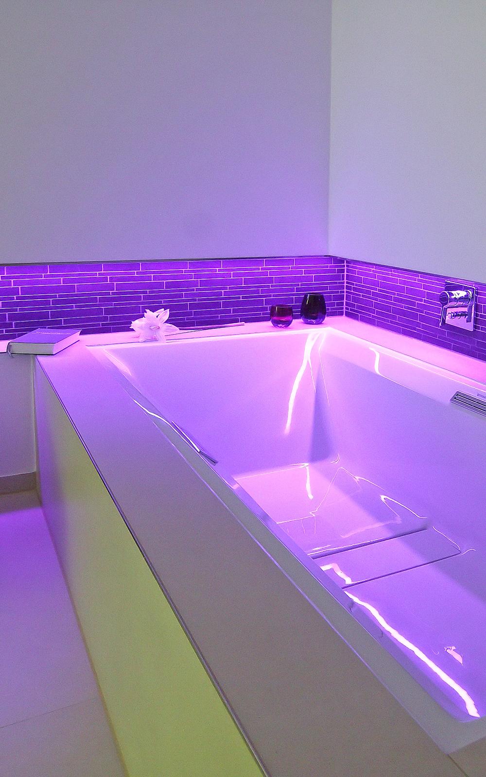 Große Badewanne mit Beleuchtung