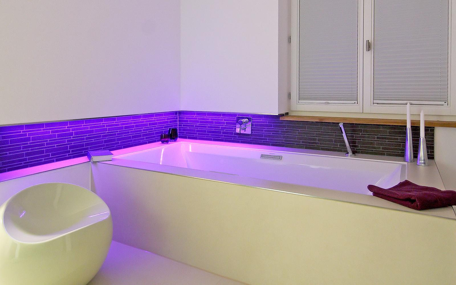 Badewanne mit stimmungsvoller Beleuchtung.