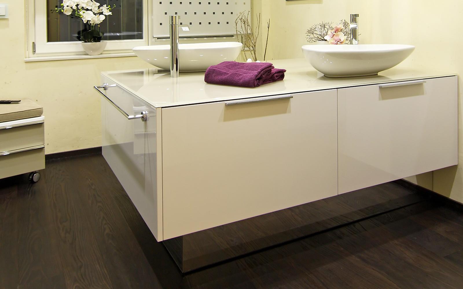 Waschtisch mit viel Stauraum und Aufsatzwaschbecken.