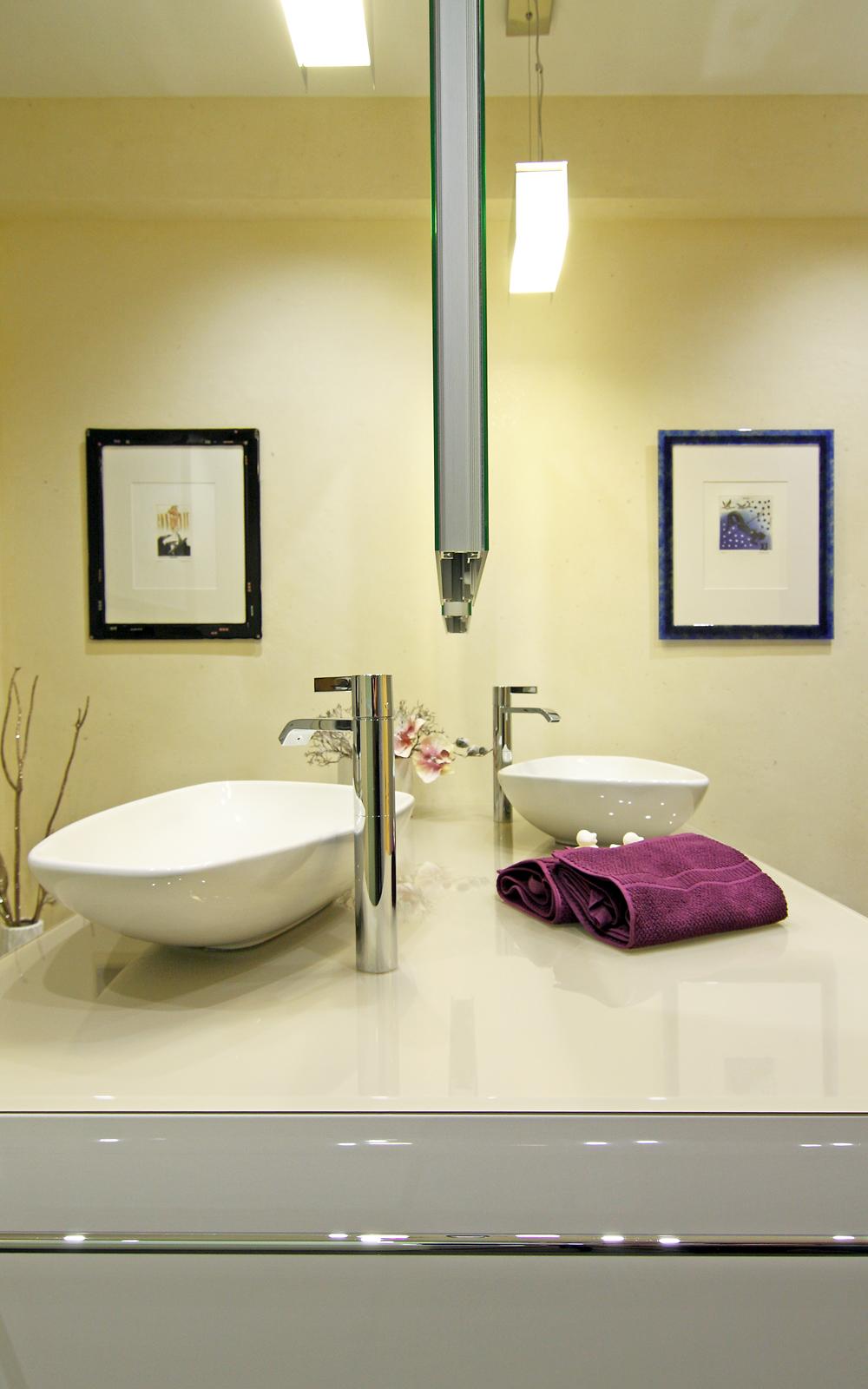 Doppelwaschtisch mit Aufsatzwaschbecken und freihängenden Spiegeln.