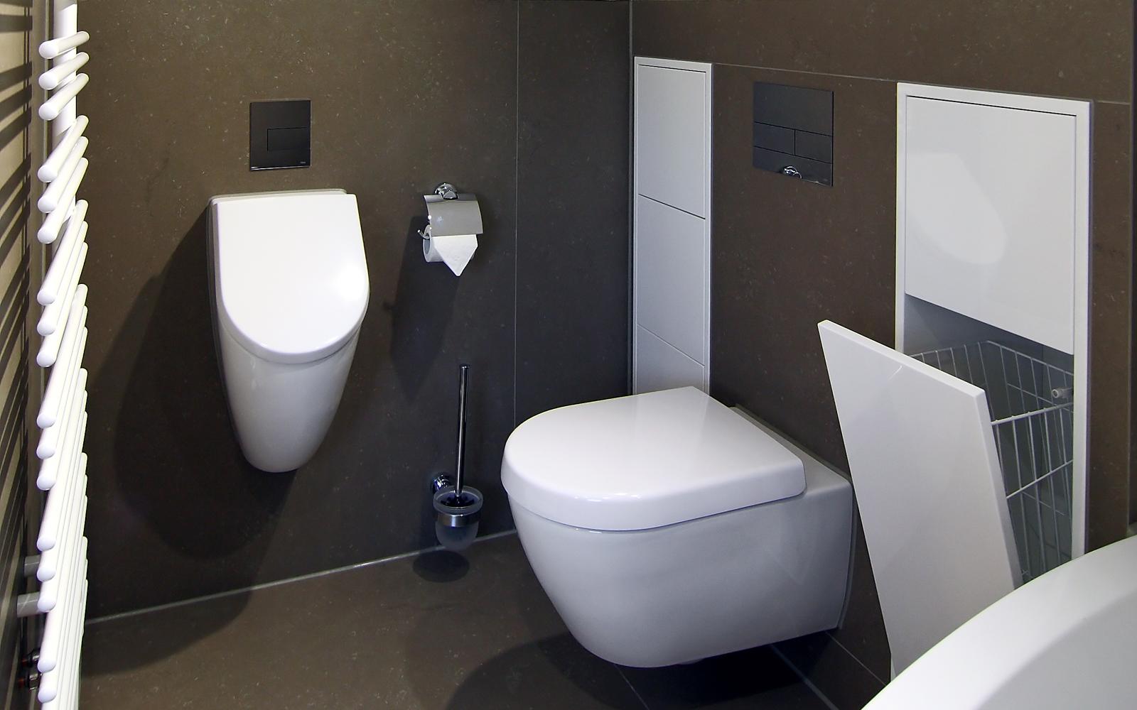 Badezimmerbereich für WC, Bidet und Stauraum in Form kleiner Wandfächer.
