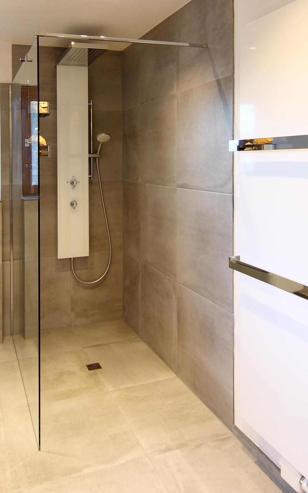 Bodenebene Dusche mit modernen Duscharmaturen.