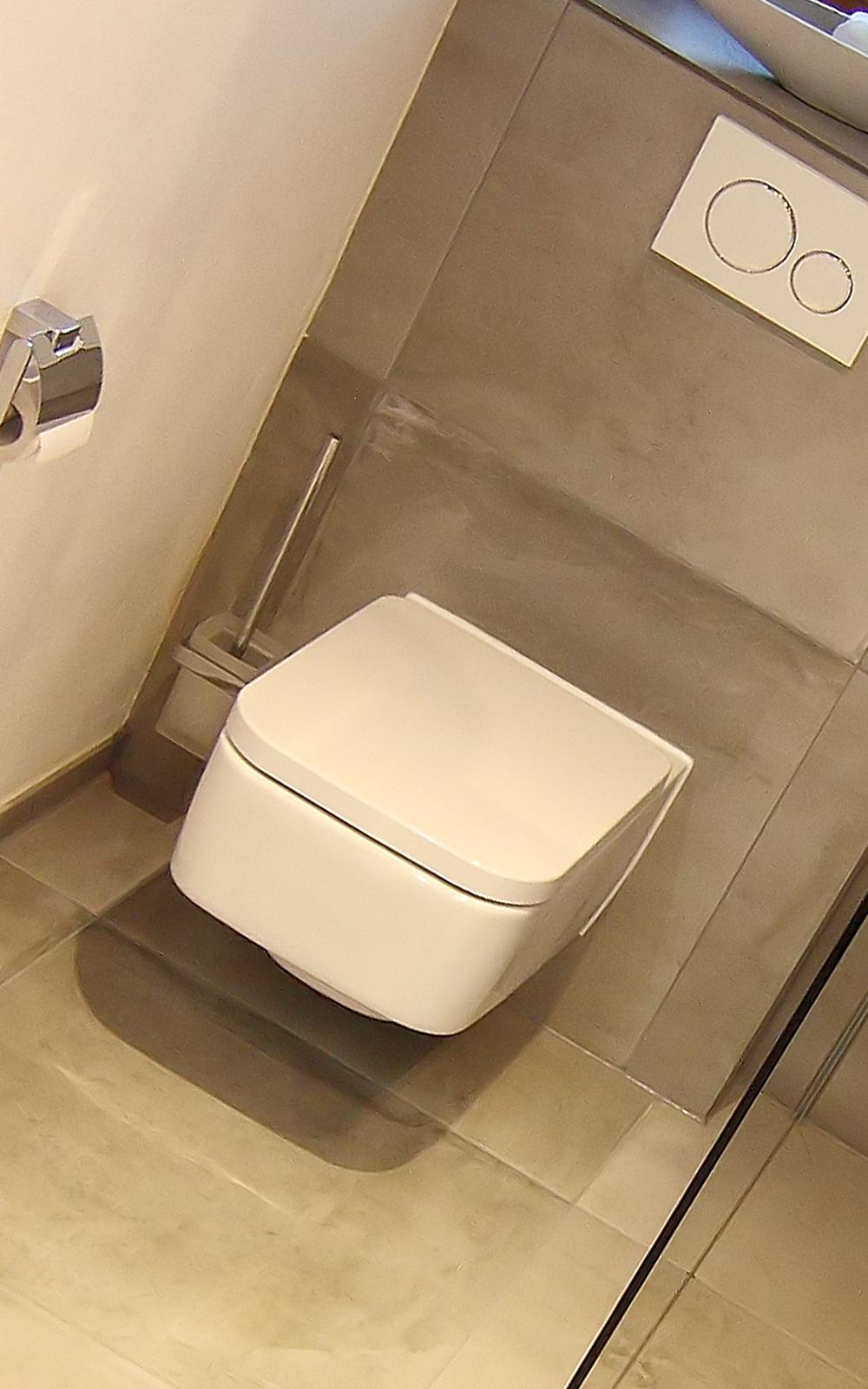 WC hängend in moderner rechteckiger Form.