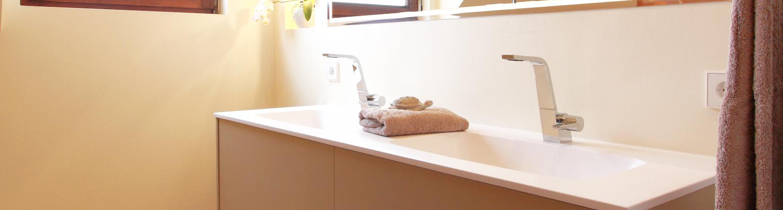 Waschtisch mit Armaturen von Dornbracht