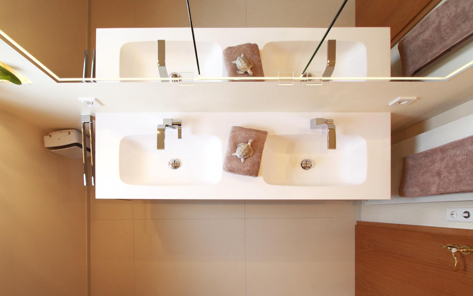 Waschtisch mit Armaturen von Dornbracht