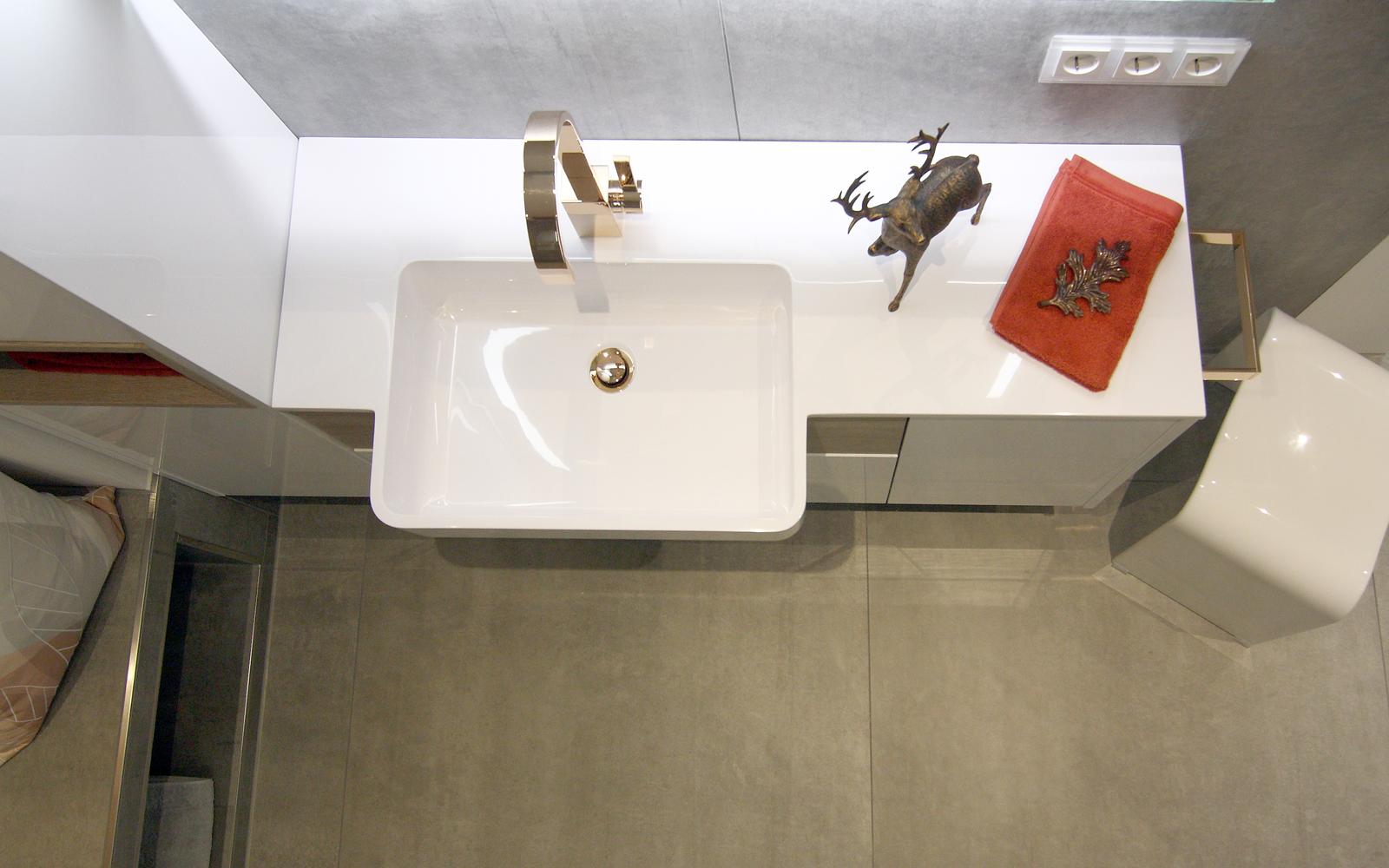 Waschtisch und Waschtischplatte mit integriertem Waschbecken in Weiß.