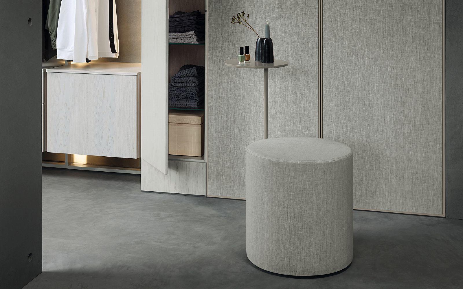 Schminkhocker und Hochschrank aus Funktionsstoff