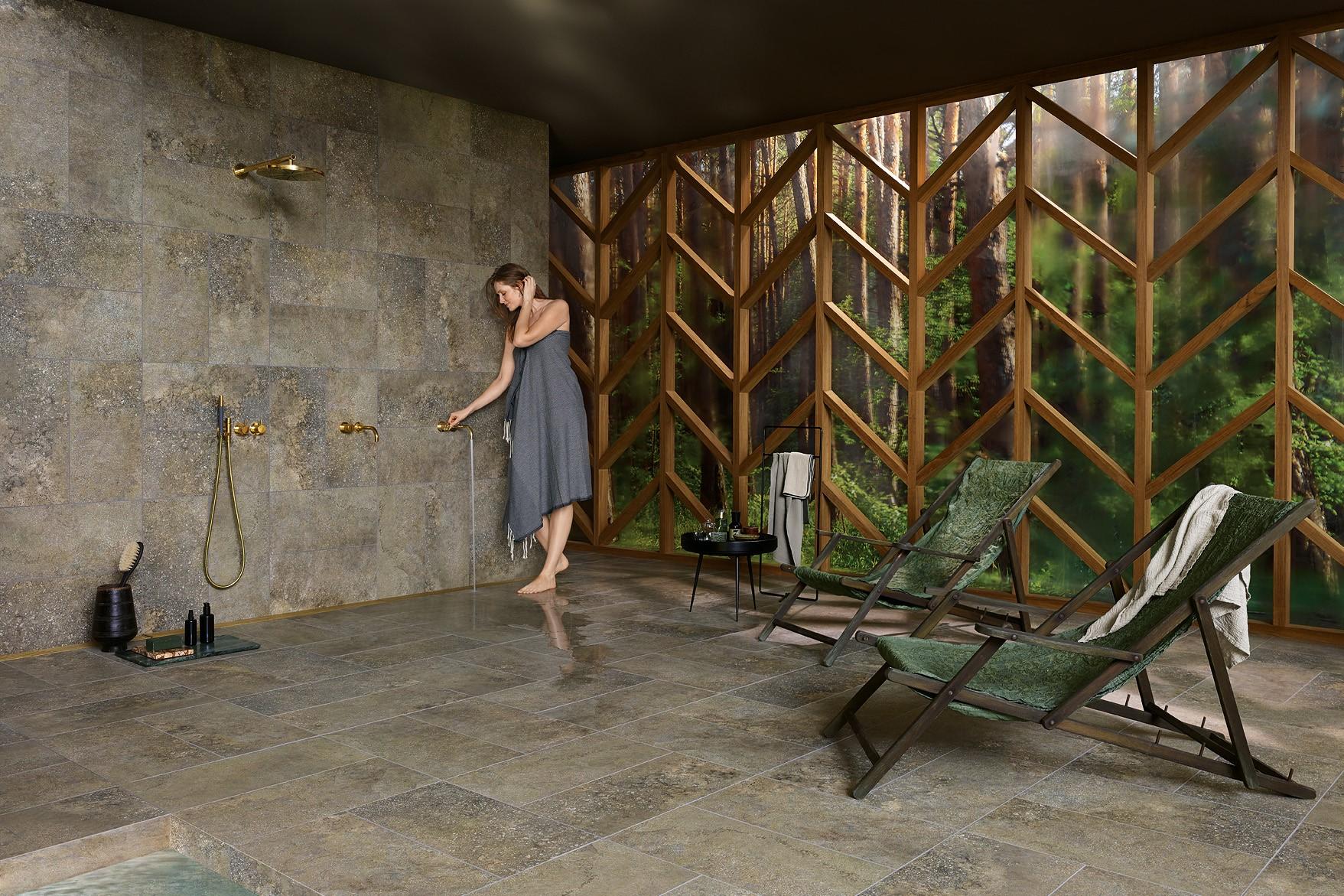 großformatige Fliesen als Wand- und Bodenbelag