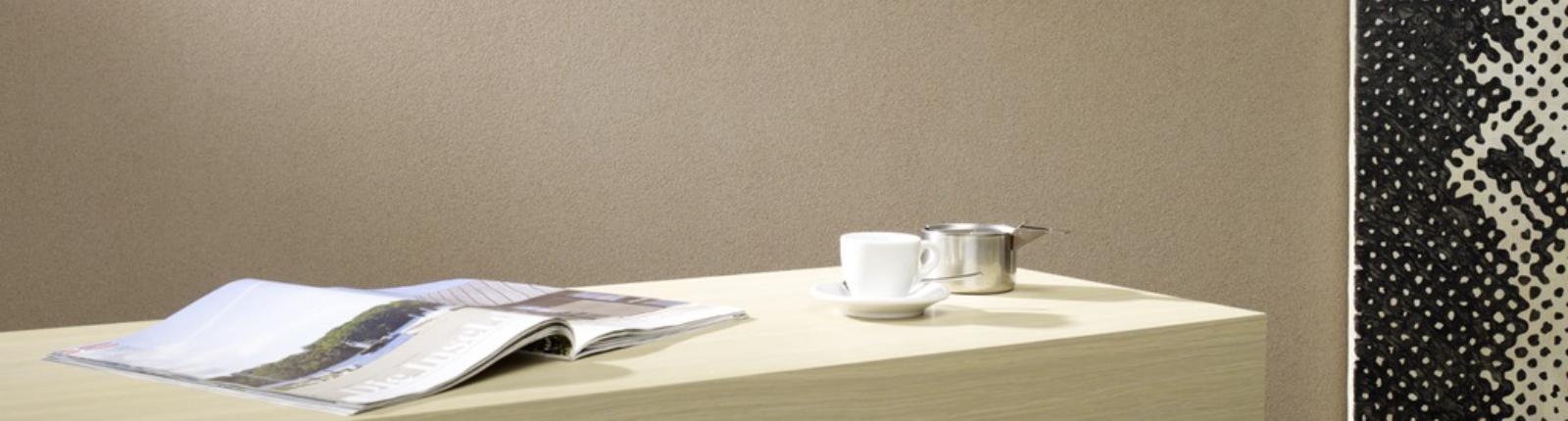 Wand mit schmalem Wandtisch