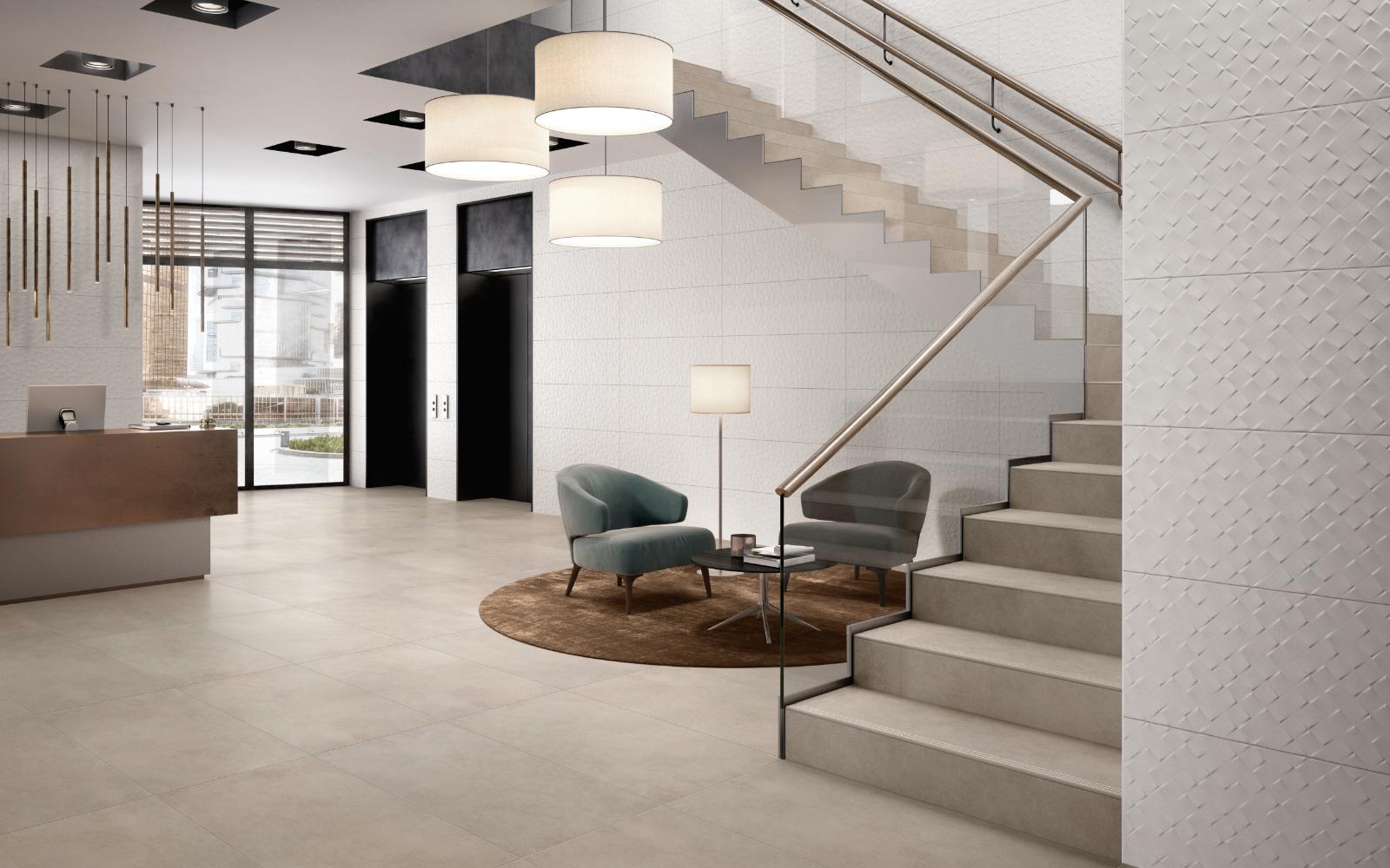 Hotellobby hell gefliest mit Treppenaufgang