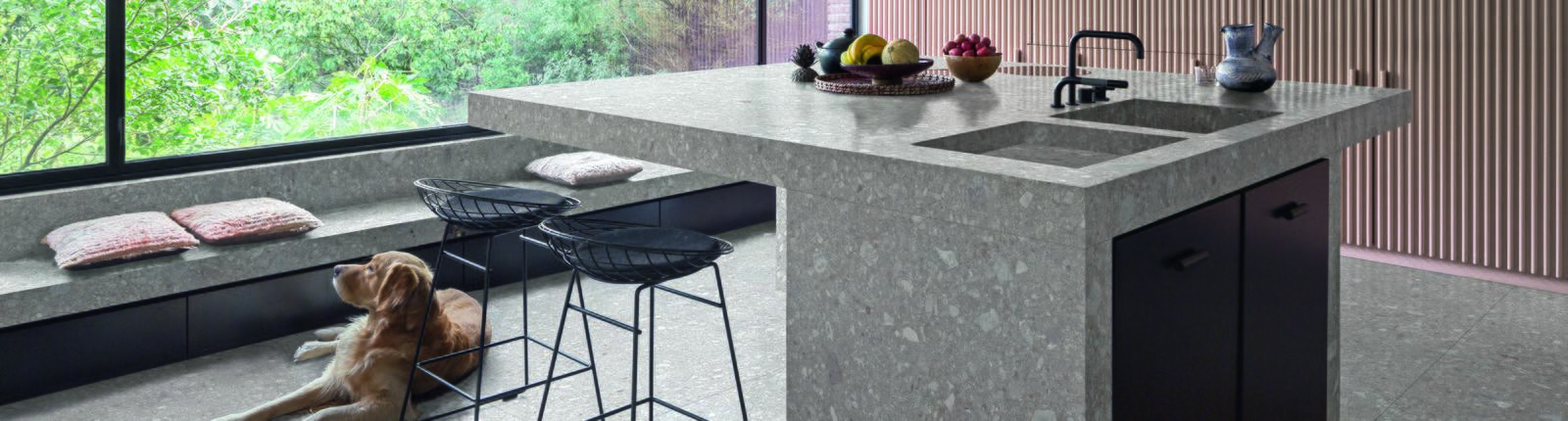 Küche mit Kücheninsel und XXL Fliesen von Marazzi