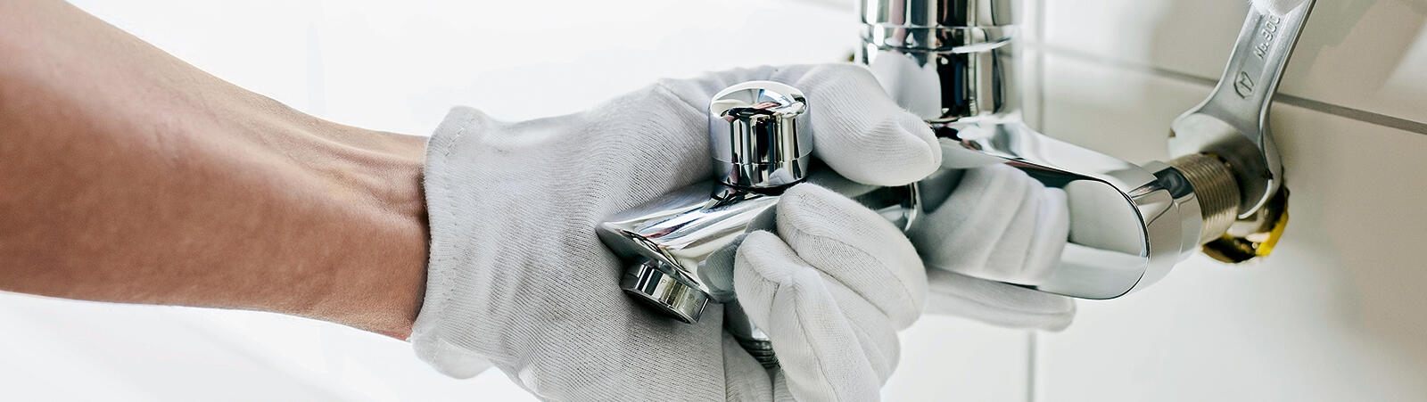 handwerker, badarmatur, ausschnitt