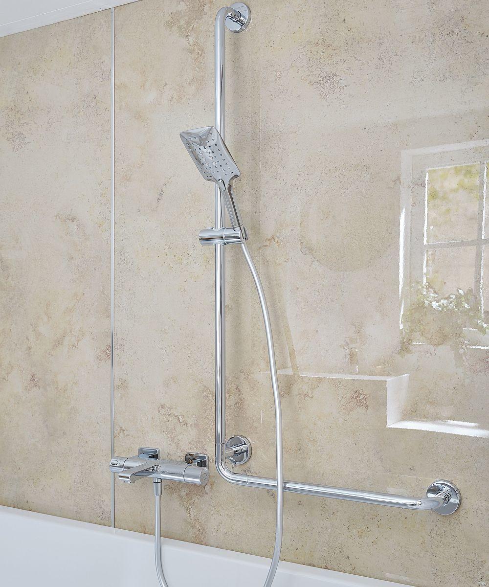 Silberne Duscharmatur mit Haltegriffen von HSK