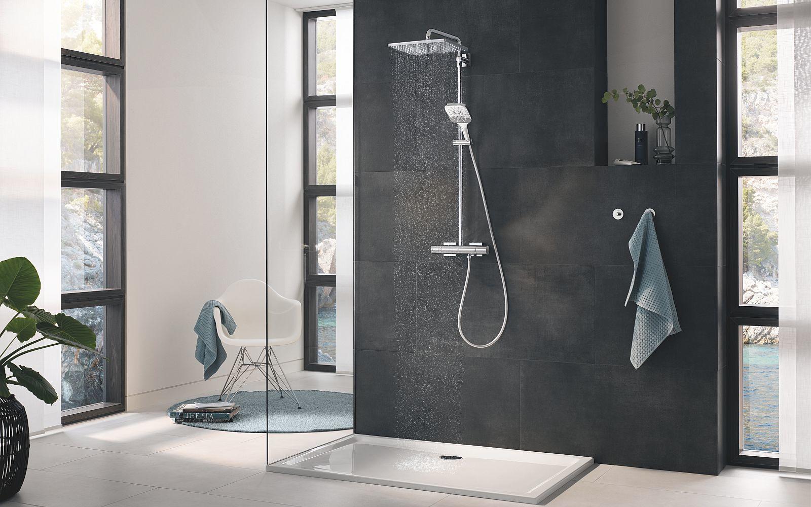 Zweifarbige Badgestaltung (weißgrau/grauschwarz) mit silberner Duscharmatur